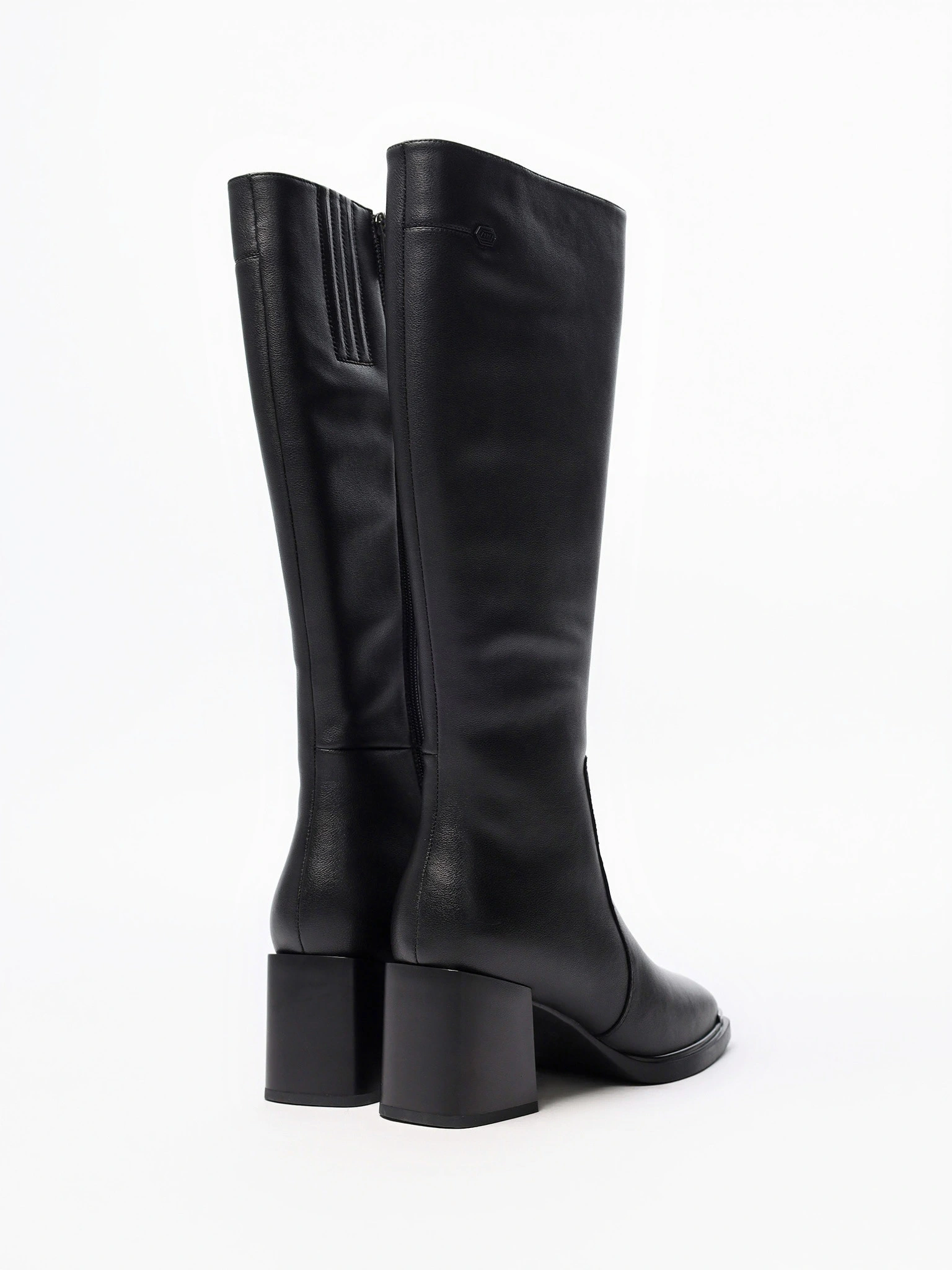 Сапоги черного цвета из натуральной кожи на высоком каблуке